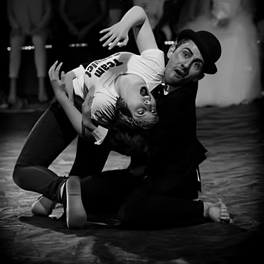 Romain Claudot faisant du théâtre à l'école du jeu.